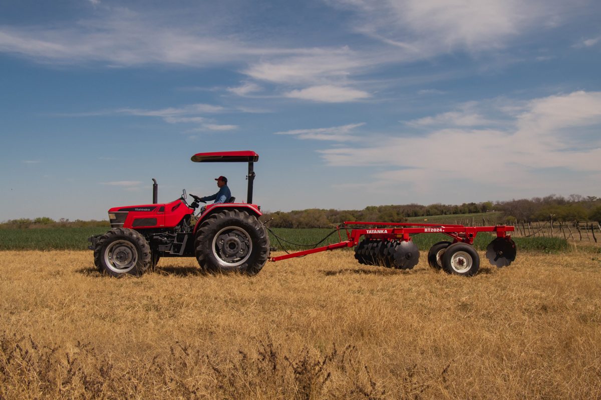 Tractor Mahindra trabajando con implemento en campo